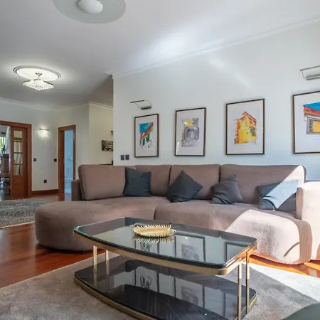 Loureiro Palace With Soccer Field فونشال