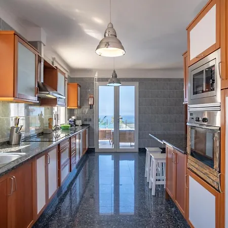 Loureiro Palace With Soccer Field * فونشال